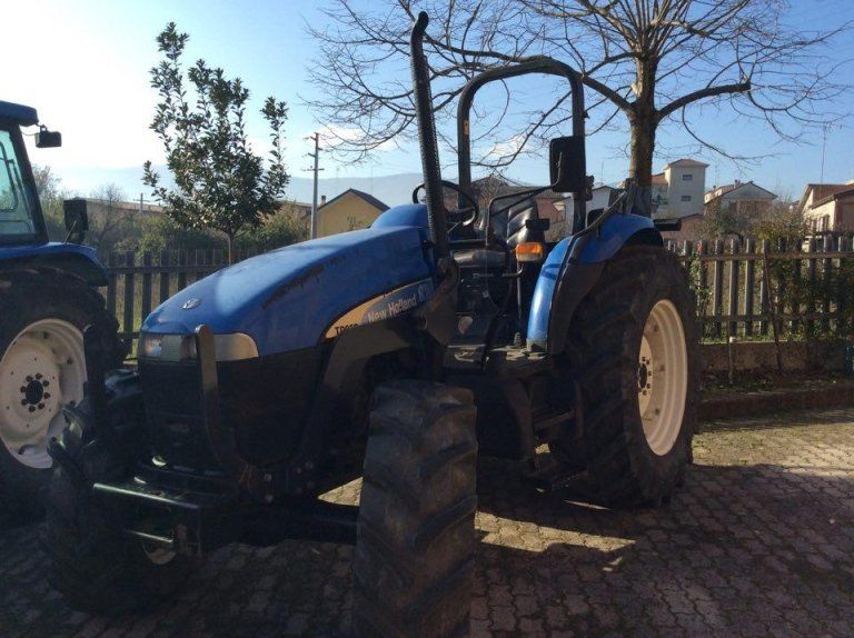 un trattore blu