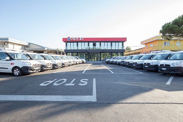 Parcheggio ed edificio principale della compagnia