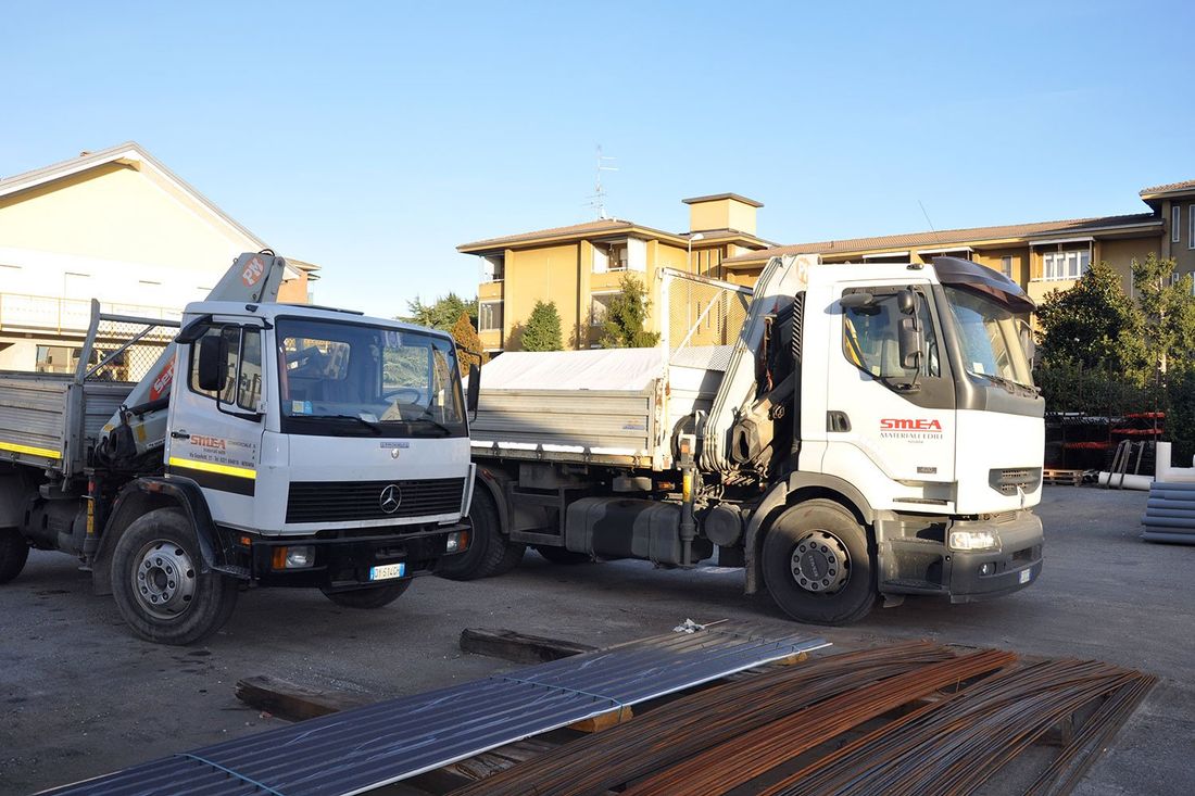 furgoni bianchi per consegna materiali edili