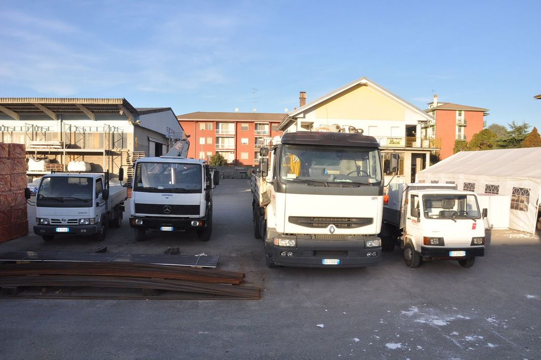 parco mezzi con furgoni per trasporto materiali edili