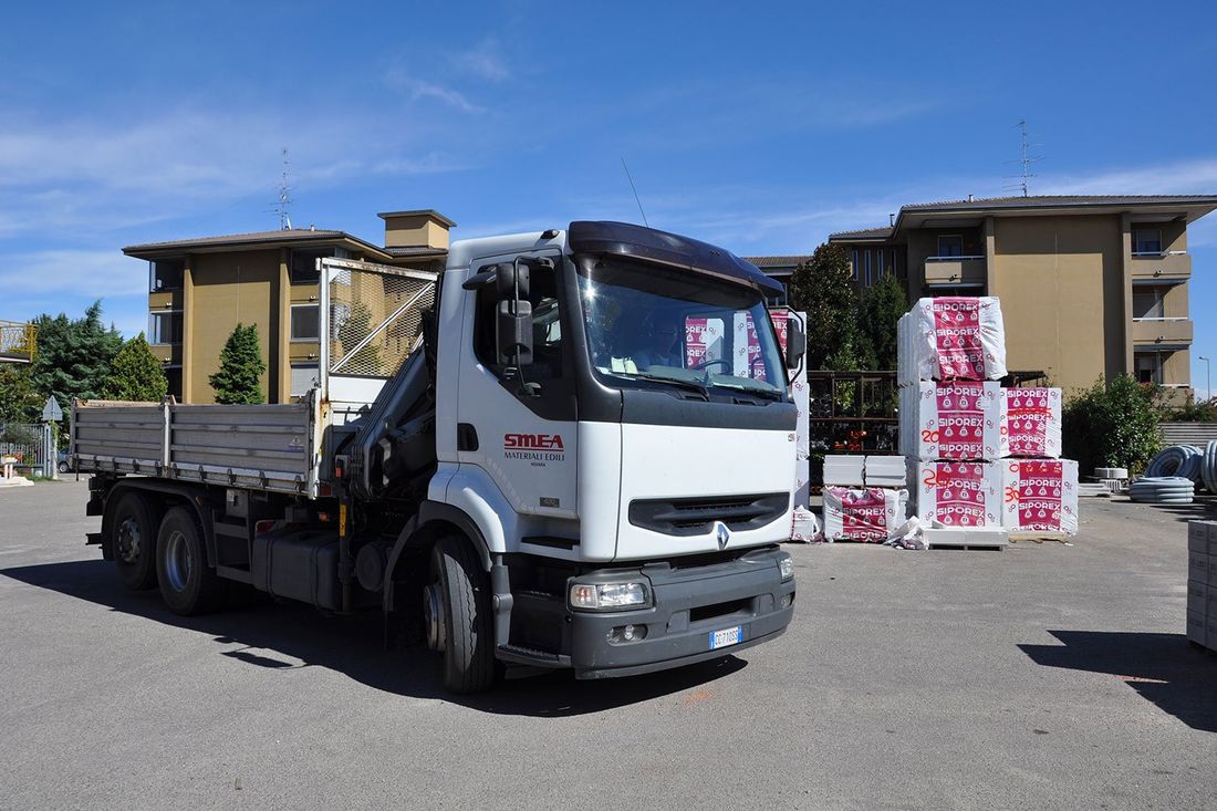 furgone bianco per trasporto articoli per edilizia