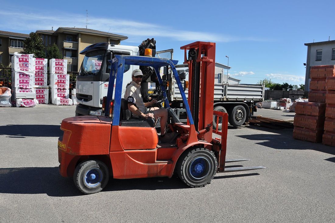 muletto arancione per trasporto materiali edili