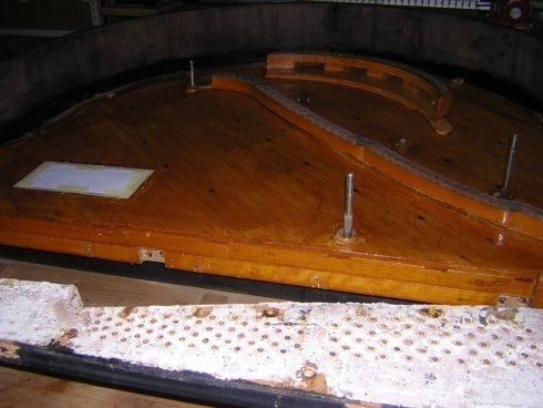 verniciatura della tavola armonica