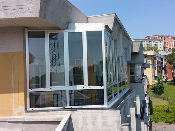 dei vetri di alcune finestre in pvc viste dall’esterno