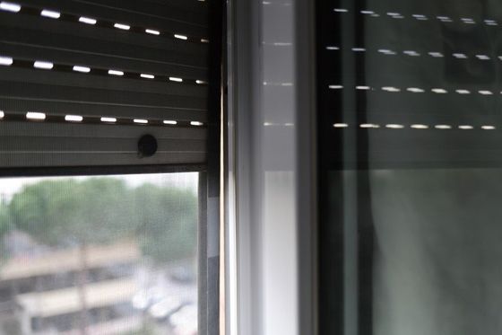dei vetri di alcune finestre in pvc viste dall’esterno