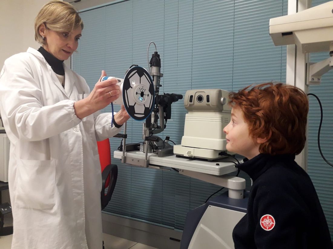 bambino durante una visita oculistica