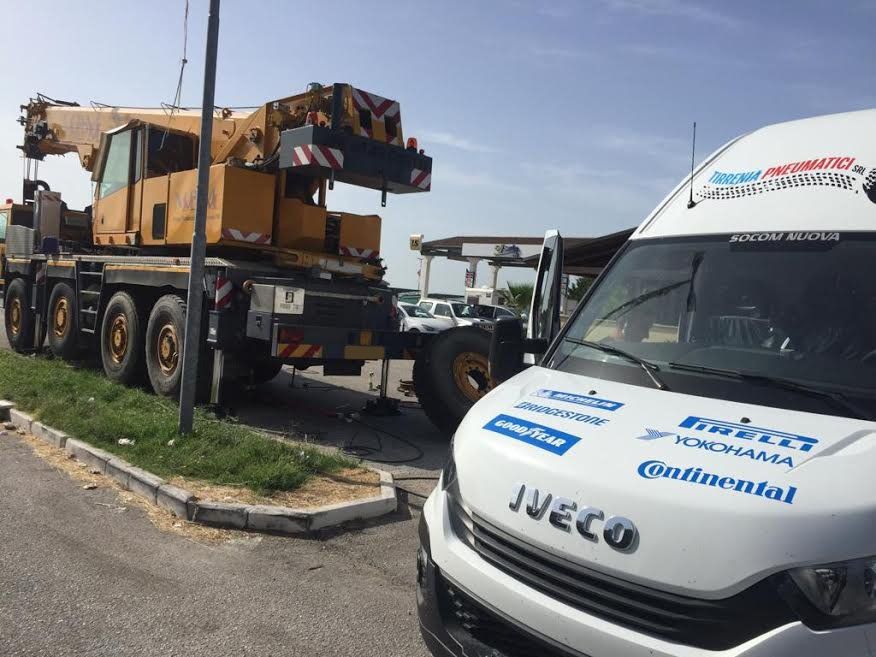 carroattrezzi con officina mobile per soccorso stradale