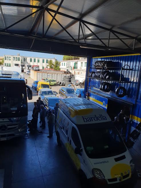 veicoli in officina durante la loro riparazione