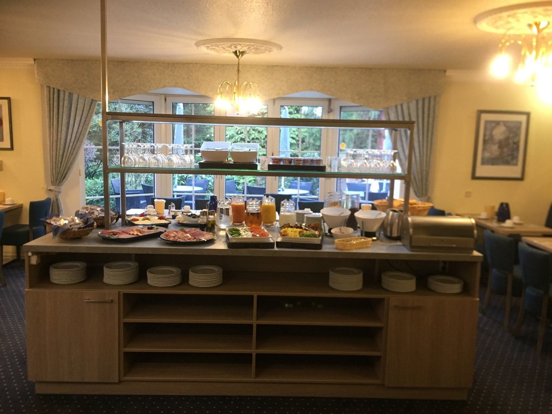 In der Mitte des Raumes befindet sich ein Buffet.
