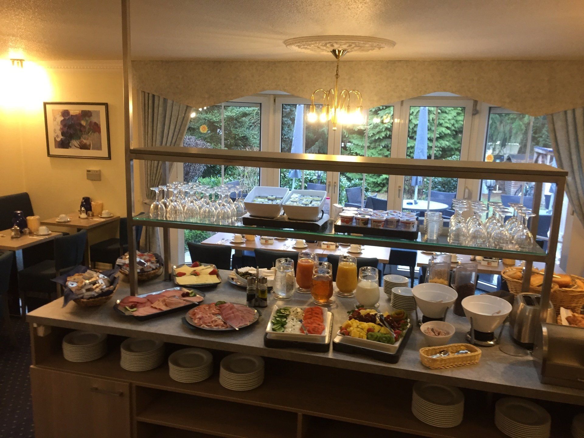 Ein Buffet-Tisch mit Tellern voller Essen und Getränken in einem Restaurant.