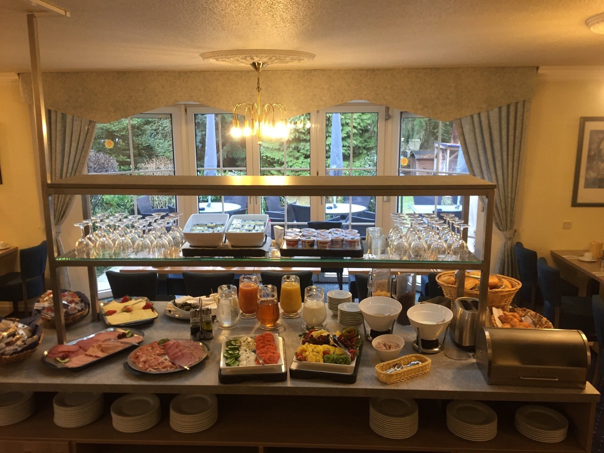 Ein Buffet-Tisch mit viel Essen und Getränken