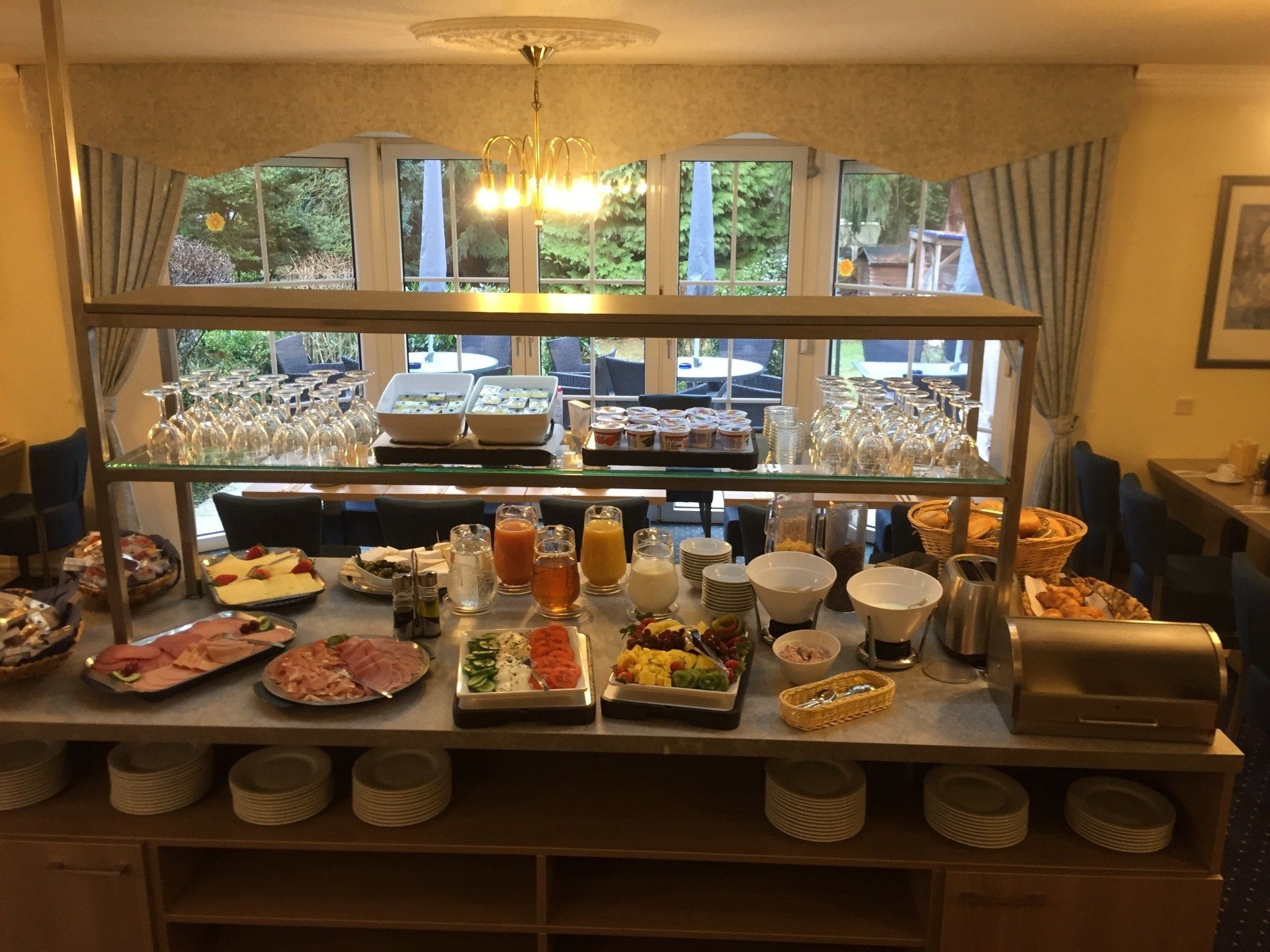 Ein Buffet-Tisch mit viel Essen und Getränken