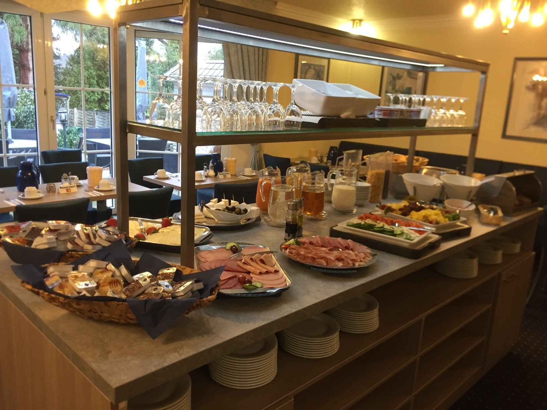 Ein Buffet-Tisch mit viel Essen darauf