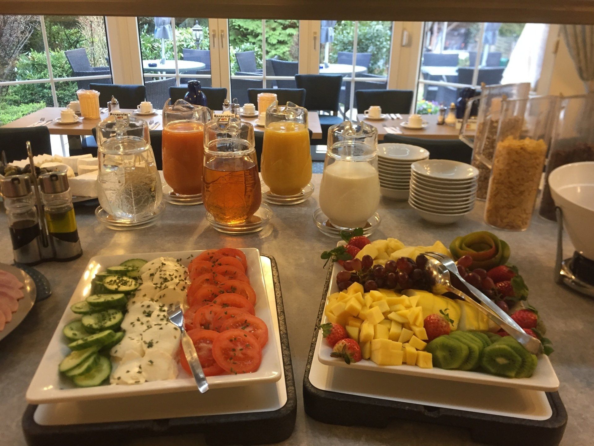 Ein Buffet mit verschiedenen Obst- und Gemüsesorten