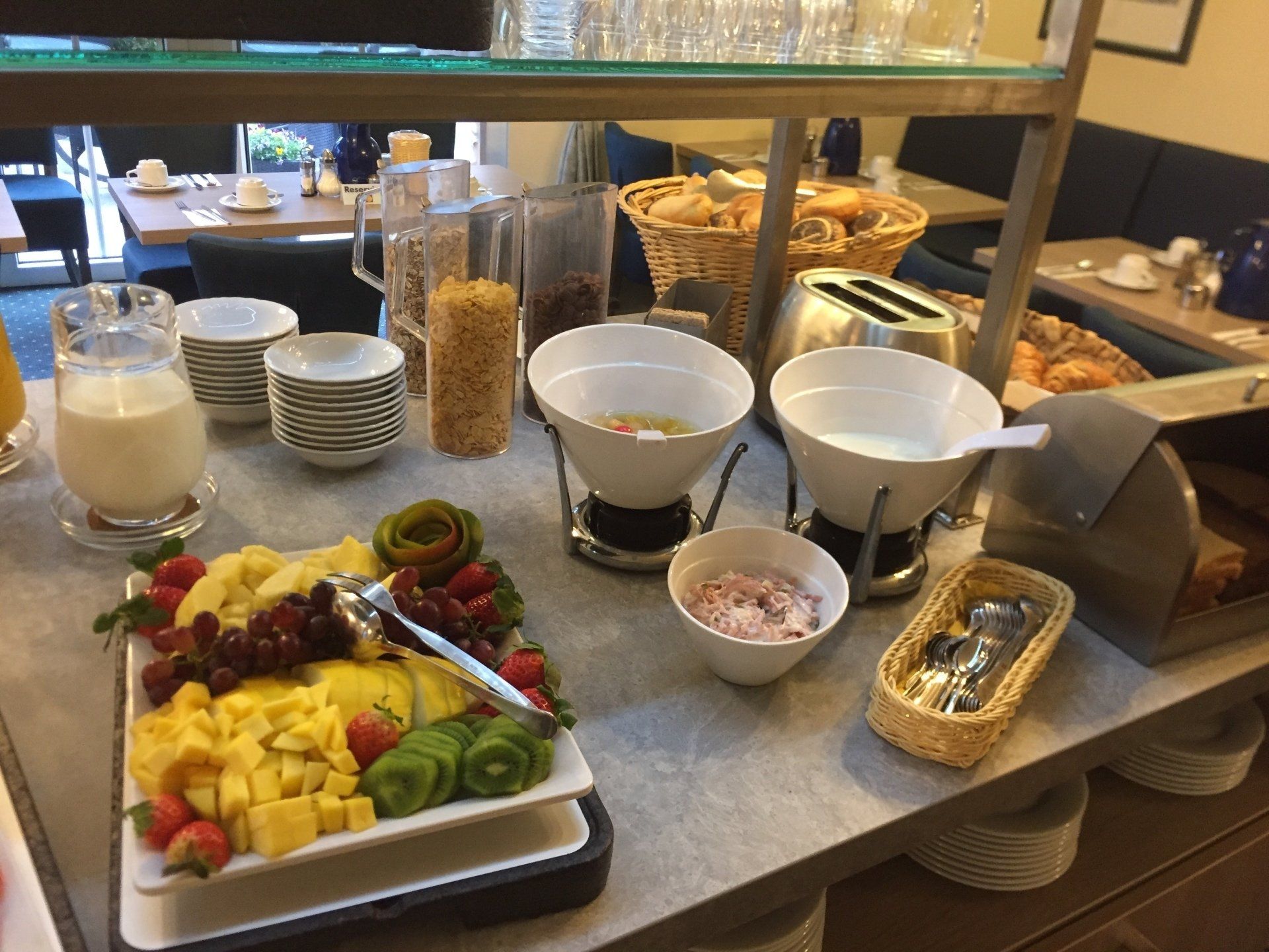 Es gibt einen Buffettisch mit verschiedenen Speisen.