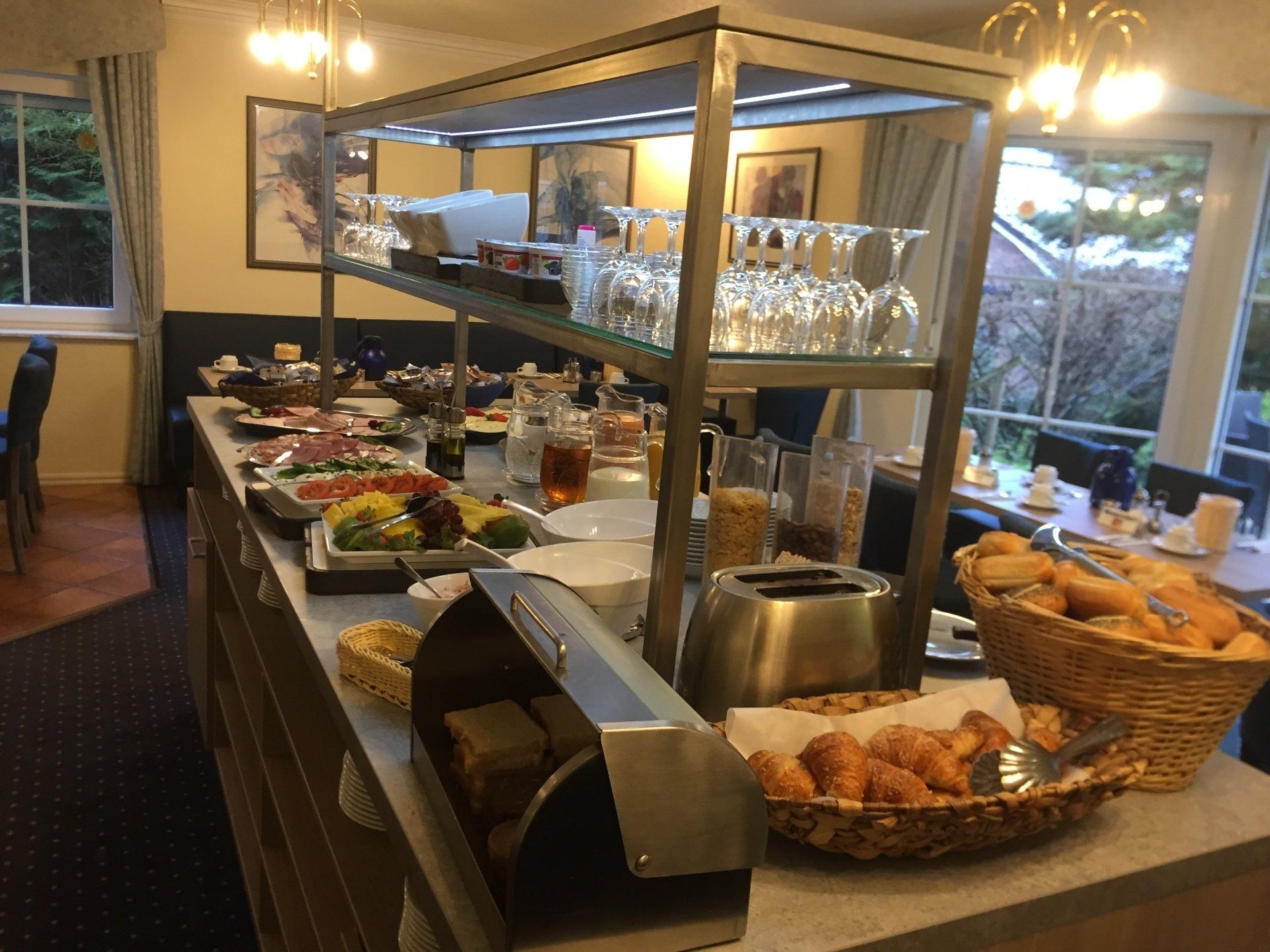 Ein Buffet-Tisch mit viel Essen darauf
