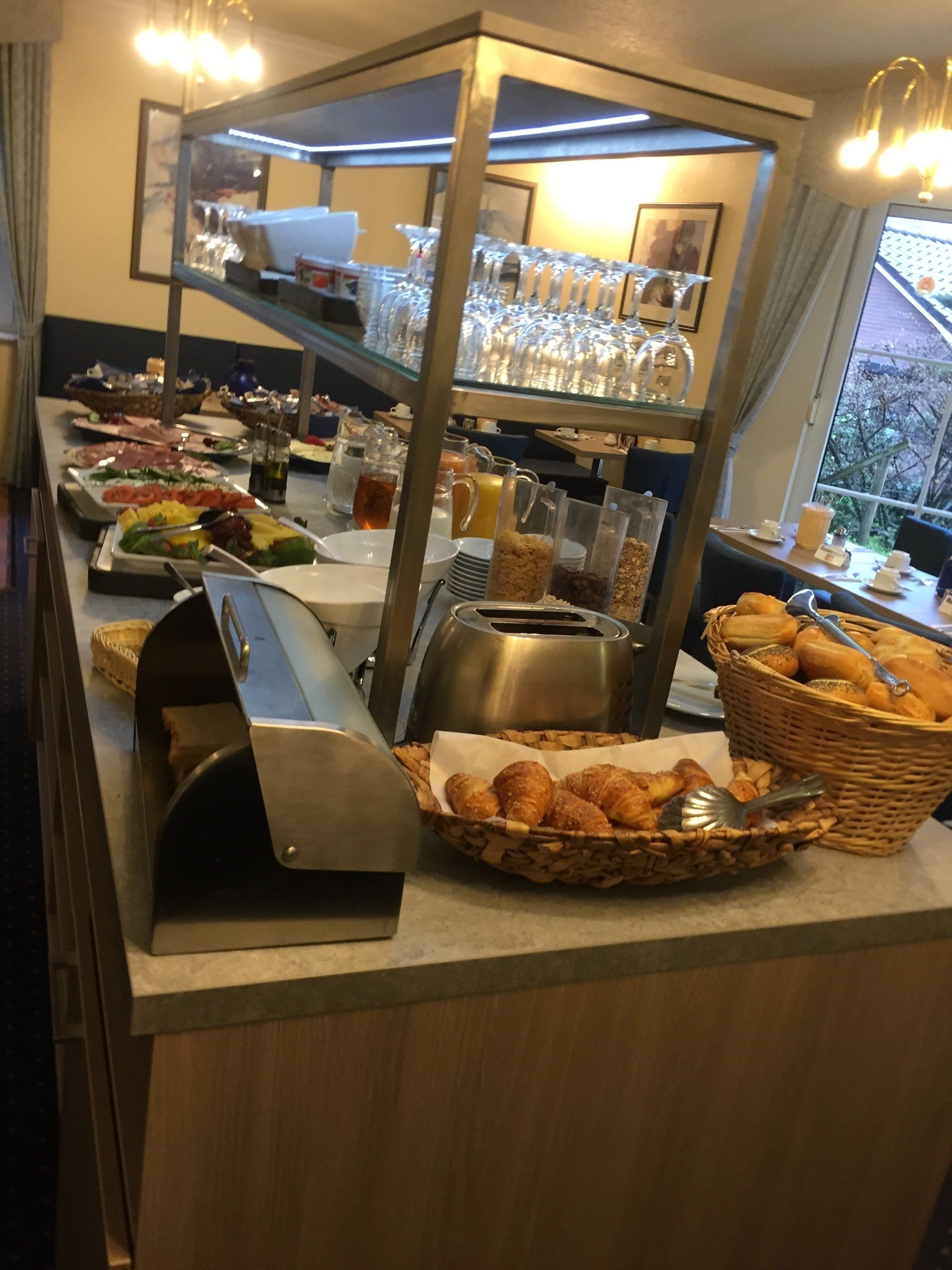 Ein Buffet-Tisch mit viel Essen darauf