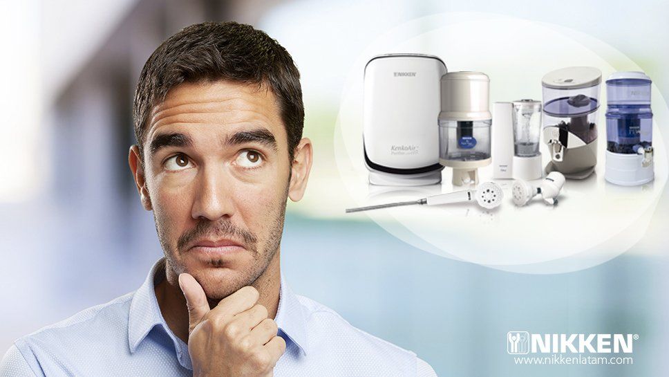 Hombre pensativo observando sistemas de purificación de agua NIKKEN. 