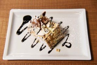 dolce fatto in casa con panna e cioccolato