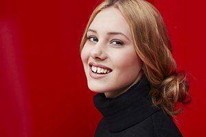 woman with front tooth gap smiling, straigh smile with invisalign blog