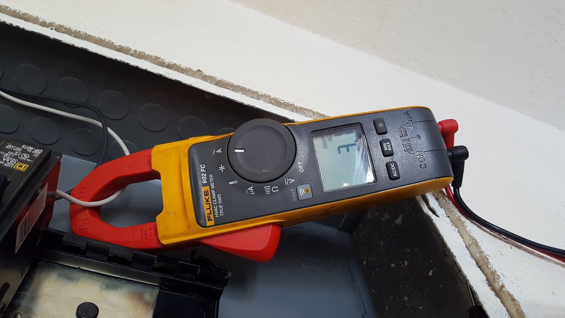 A close up of a fluke clamp meter with a display that says ' e ' on it