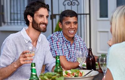 friends-eating-dinner