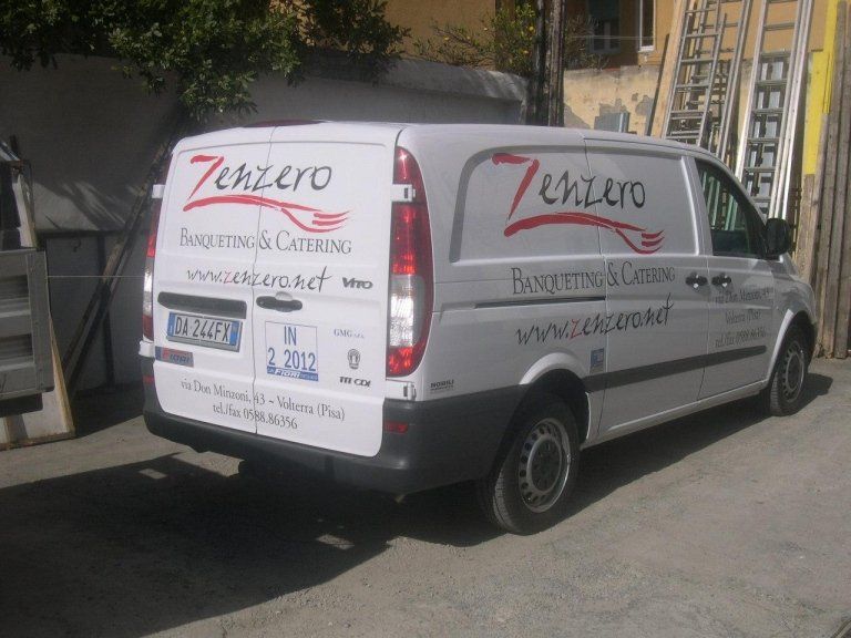 furgone aziendale con pubblicità personalizzata