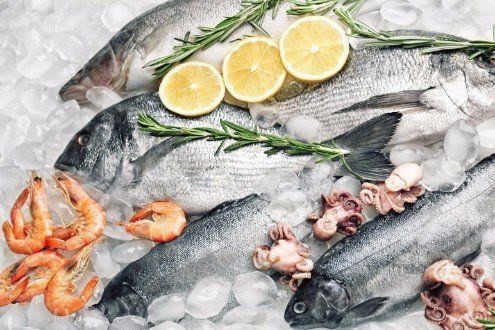 pesce fresco misto poggiaot su del ghiaccio
