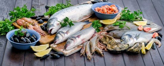 pesce fresco crostacei e frutti di mare misti