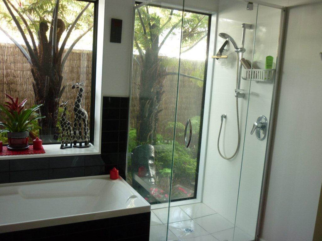 Clever uses of glass in the bathroom Using glass in the bathroom