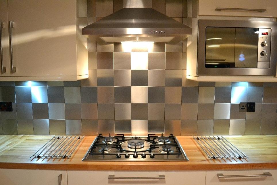 Kitchen splashback in pressed stainless steel