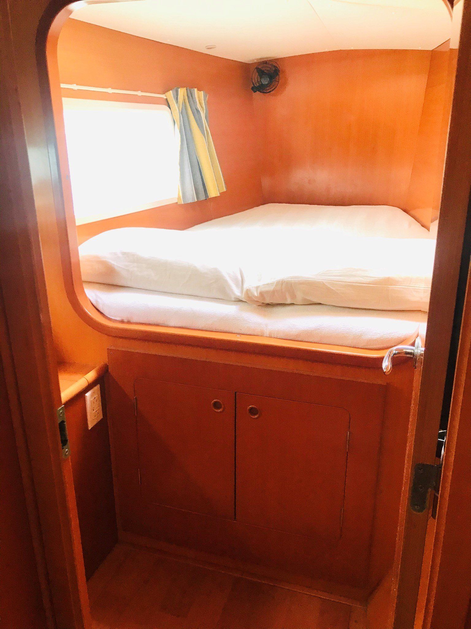 Lagoon 380 S2 forward port guest suite