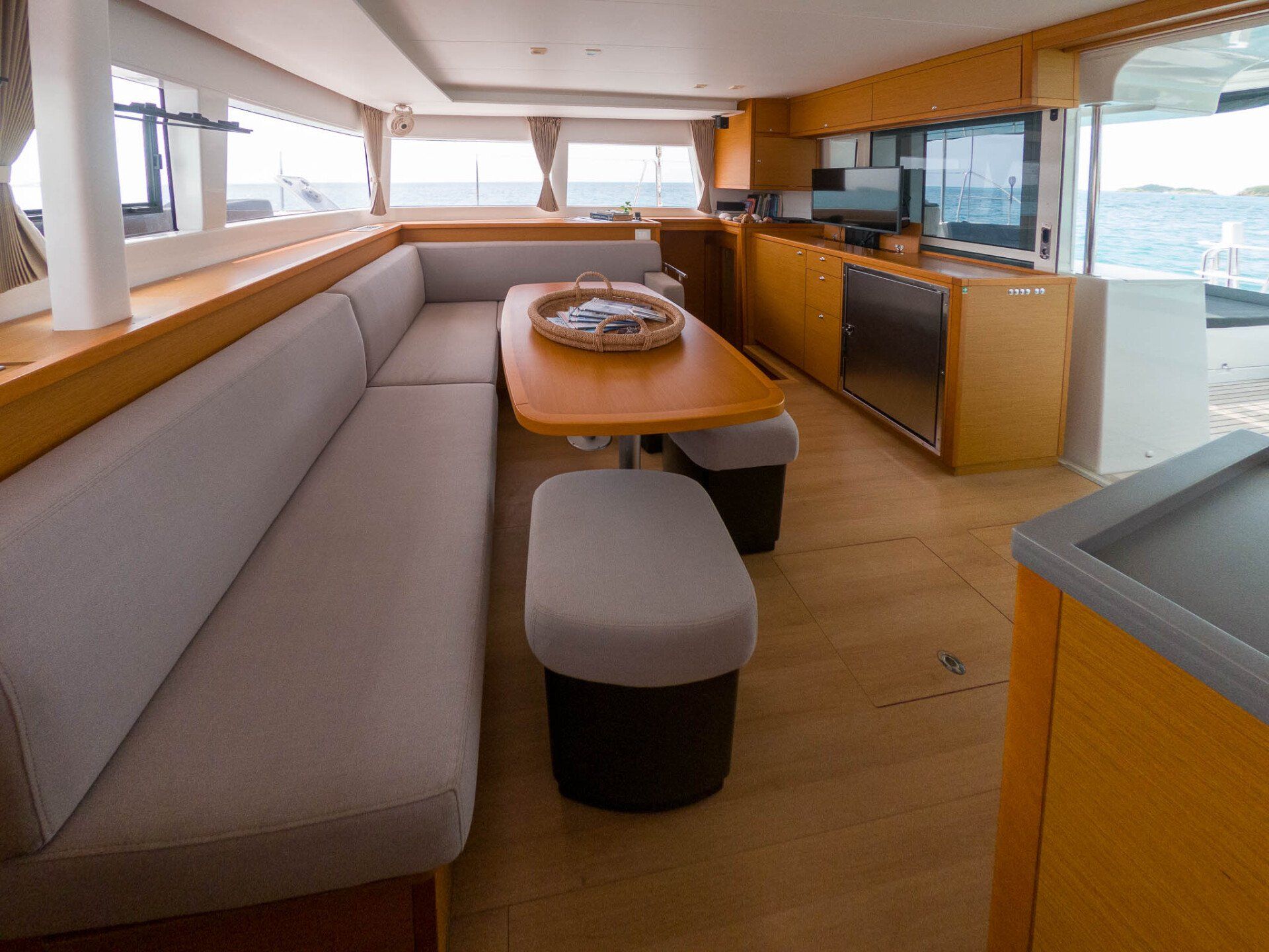 Lagoon 450F saloon
