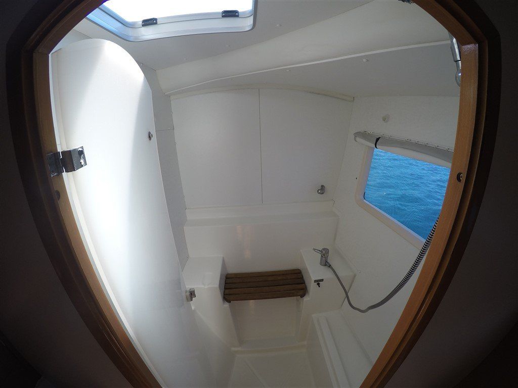 Lagoon 380 S2 master en-suite with separate shower