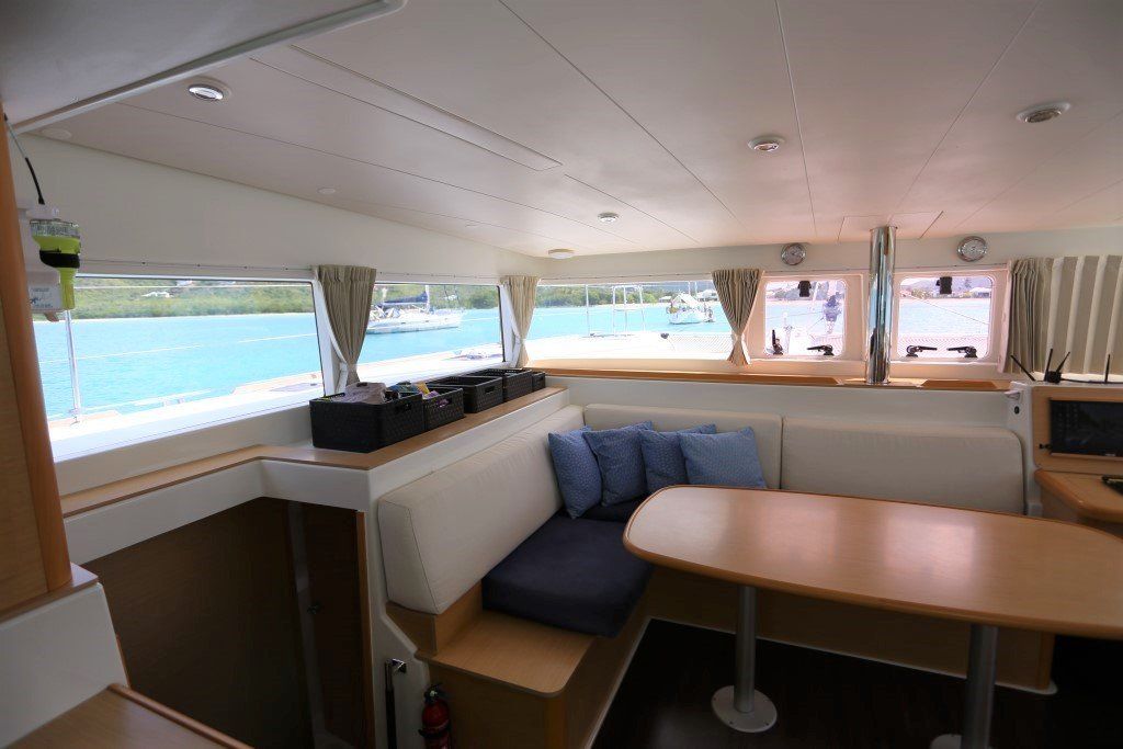 Lagoon 400 salon