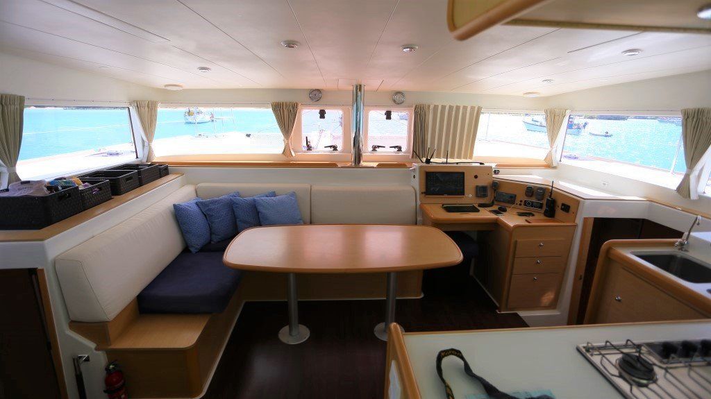 Lagoon 400 saloon