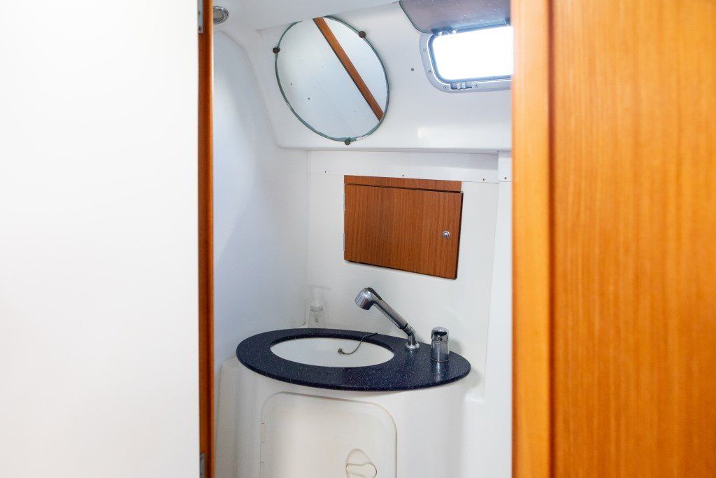 Beneteau Cyclades 43.3 aft head