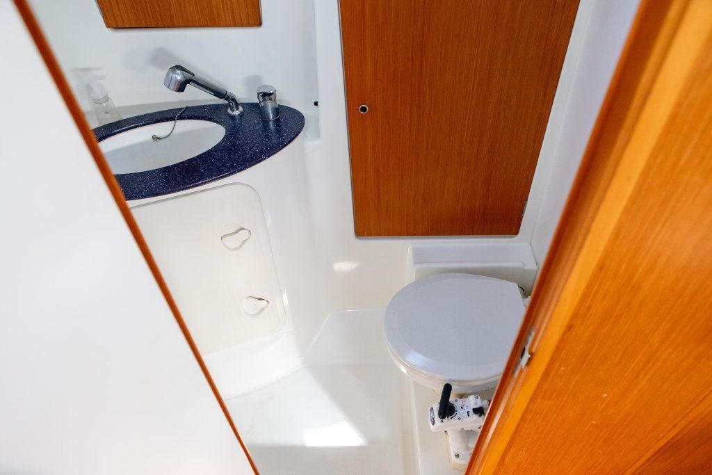 Beneteau Cyclades 43.3 forward head