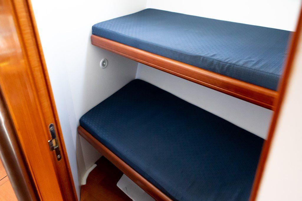 Beneteau Cyclades 43.3 forward pullman bunks