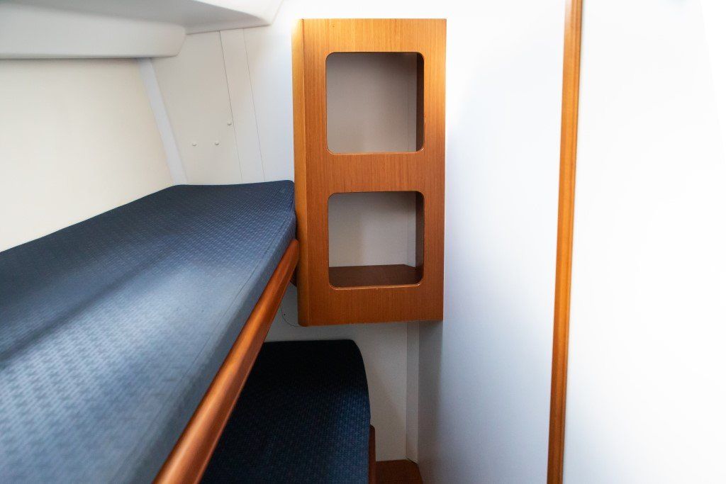 Beneteau Cyclades 43.3 forward pullman cabin