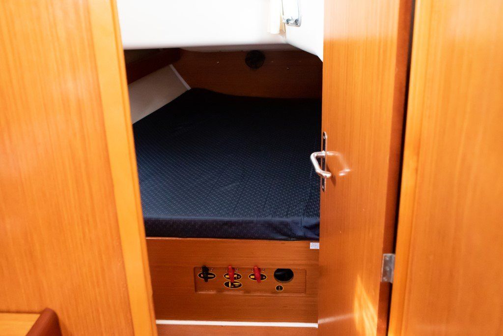 Beneteau Cyclades 43.3 starboard aft cabins