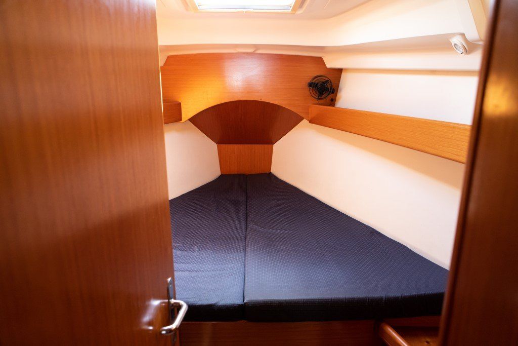 Beneteau Cyclades 43.3 forepeak cabin