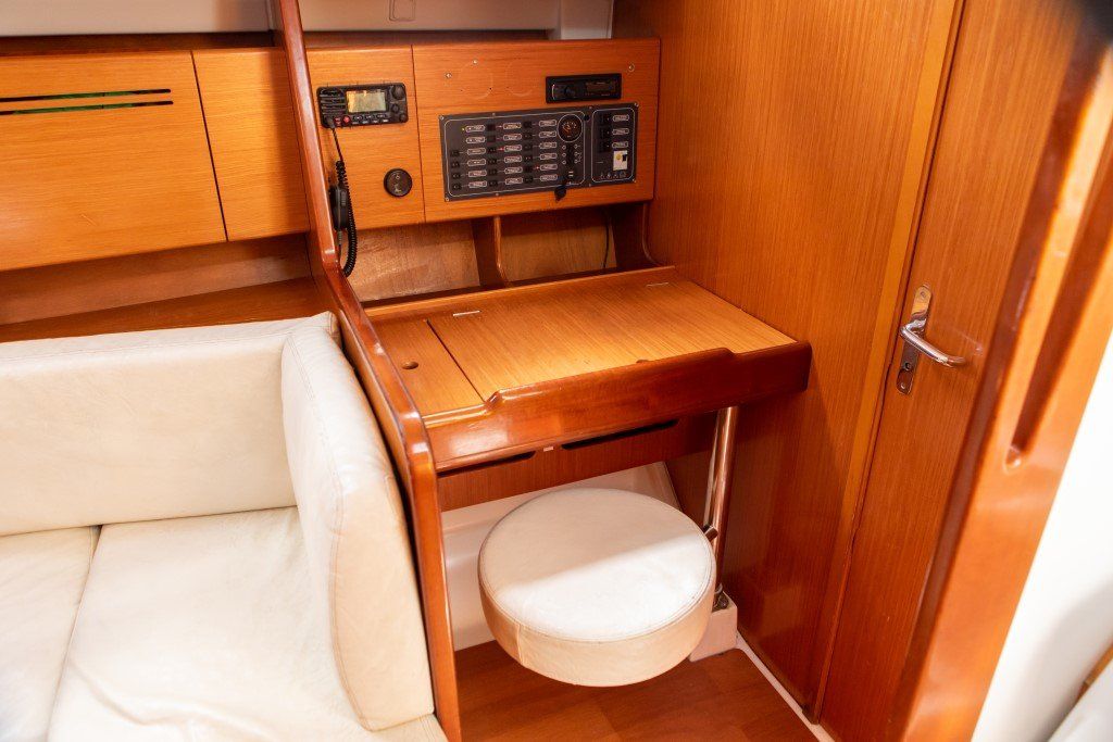 Beneteau Cyclades 43.3 nav station