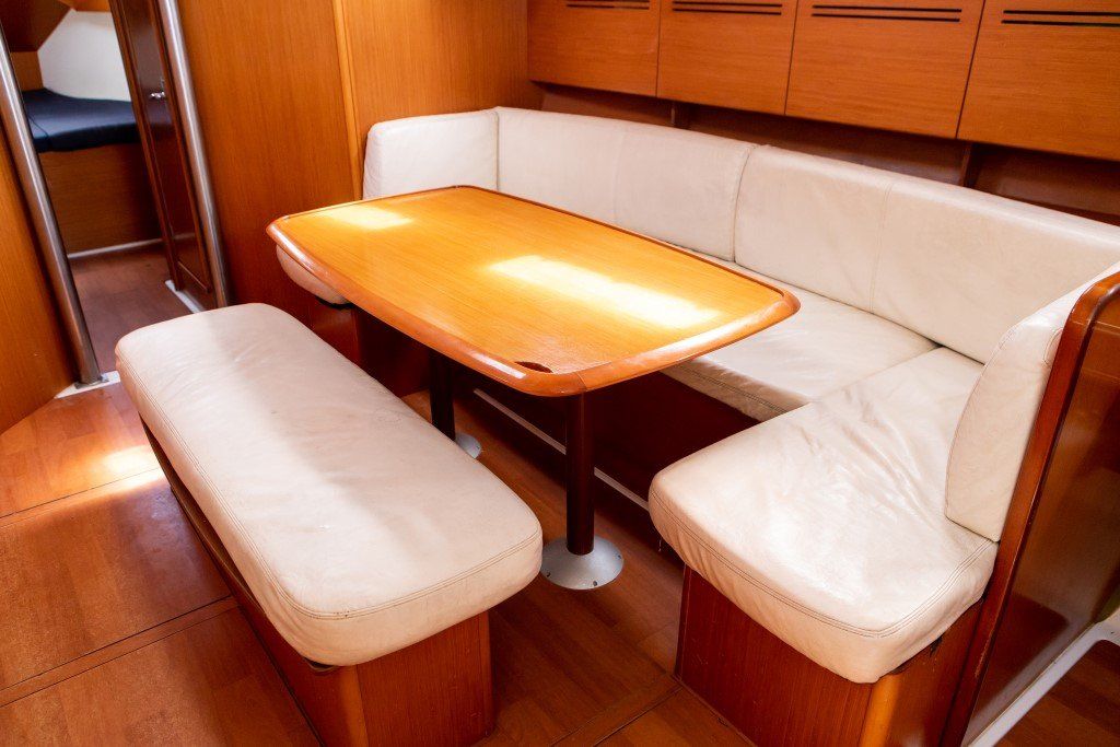 Beneteau Cyclades 43.3 starboard side saloon