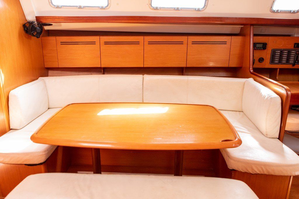 Beneteau Cyclades 43.3 saloon table