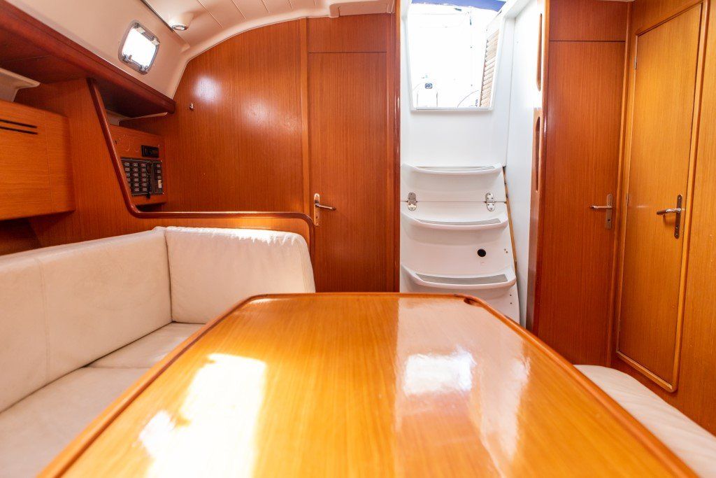 Beneteau Cyclades 43.3 companion way