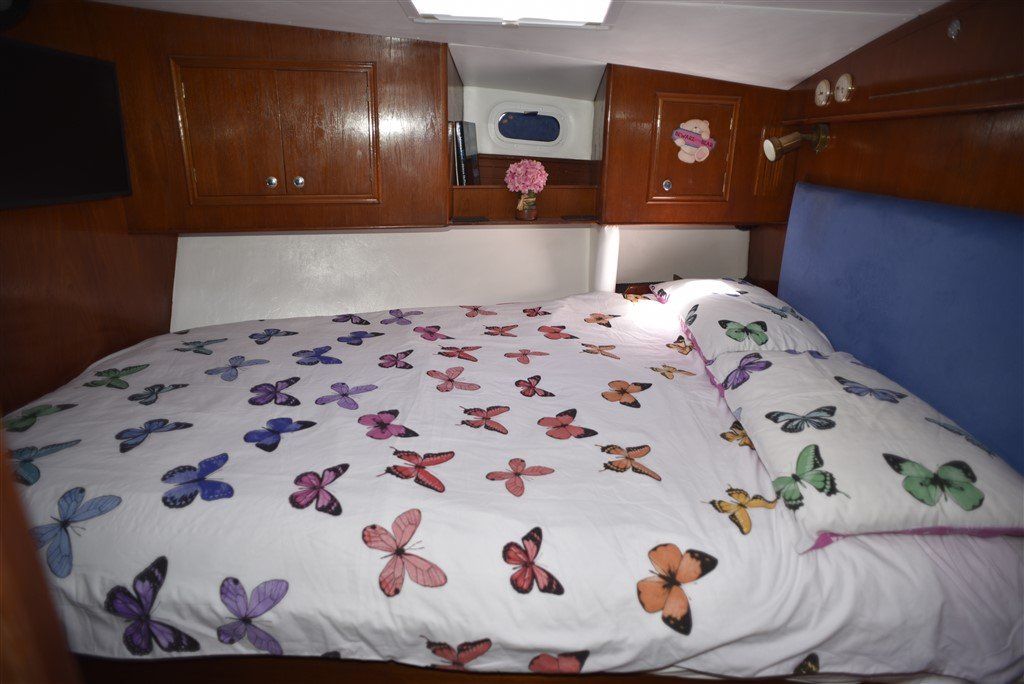 Warrior 40 forward pullman cabin