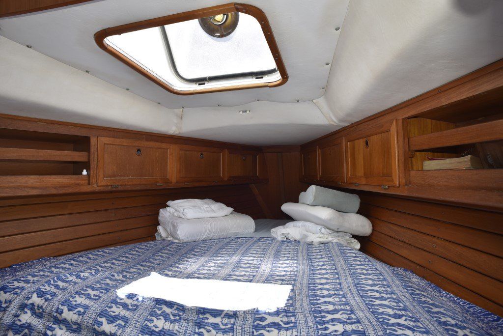 35' Granada Atlantica 375 forward cabin