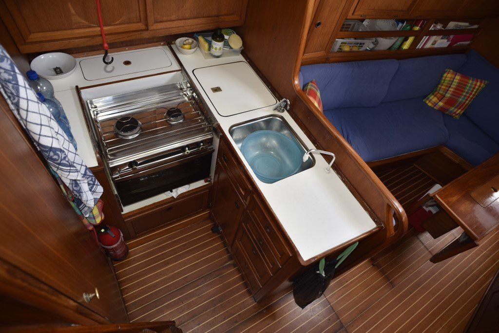 35' Granada Atlantica 375 Galley to port