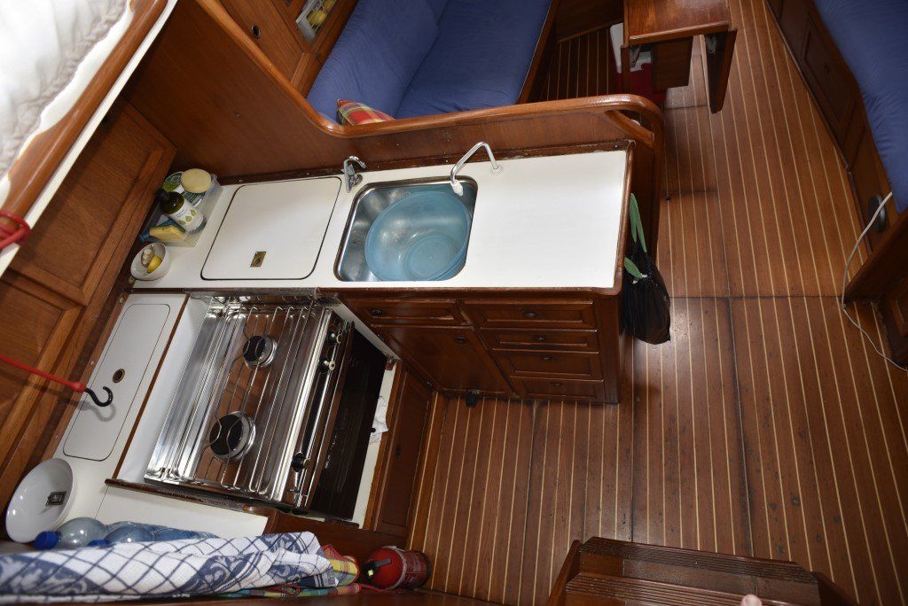 35' Granada Atlantica 375 Galley